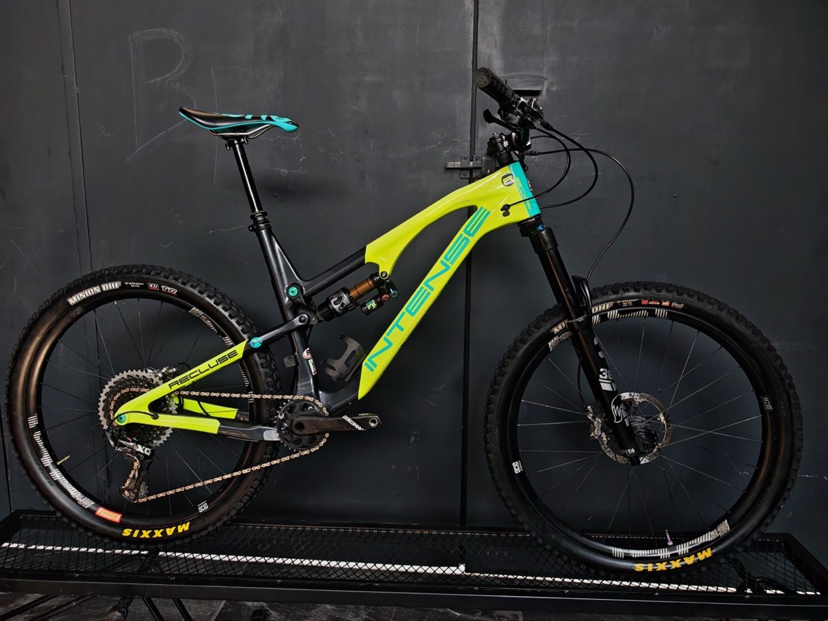 Intense Recluse Carbon, foto 1