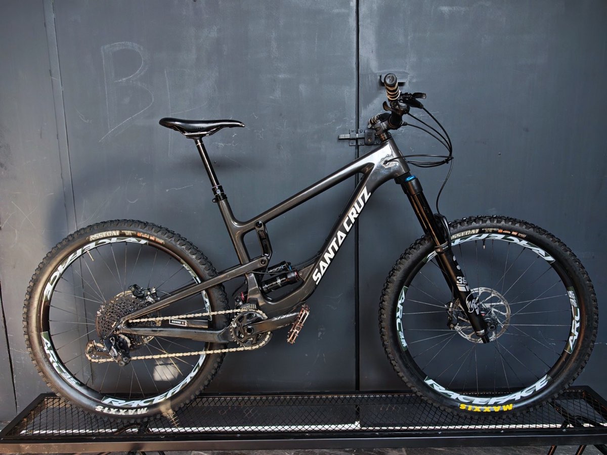 Santa Cruz Nomad Carbon, foto 1