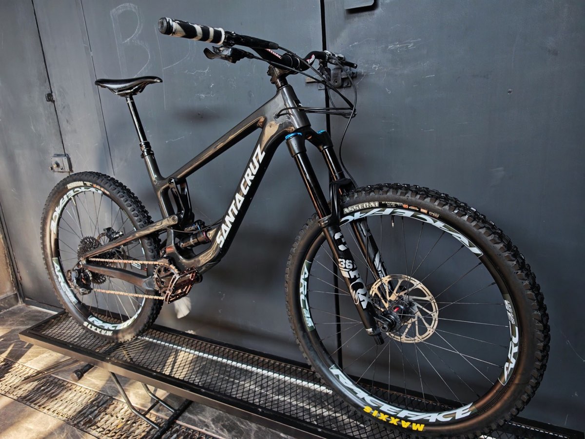 Santa Cruz Nomad Carbon, foto 2