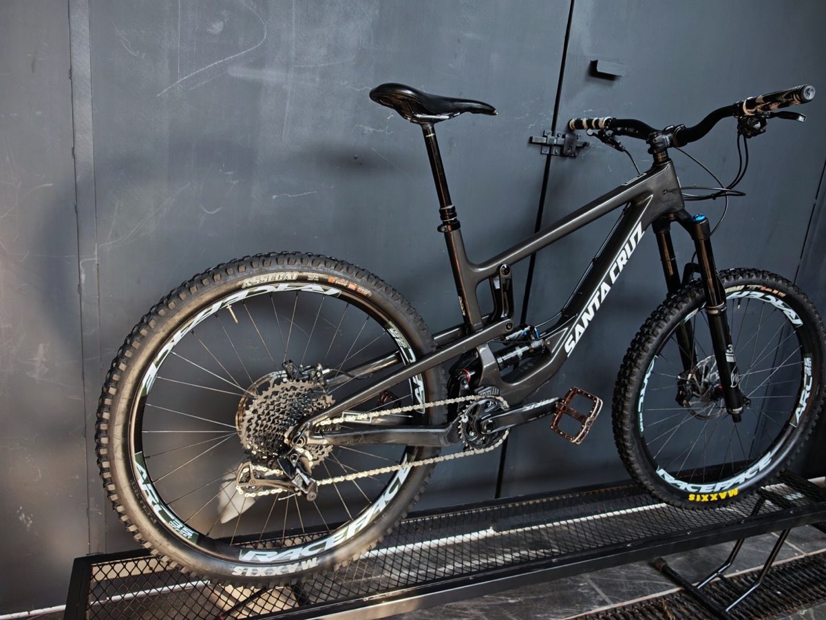 Santa Cruz Nomad Carbon, foto 3