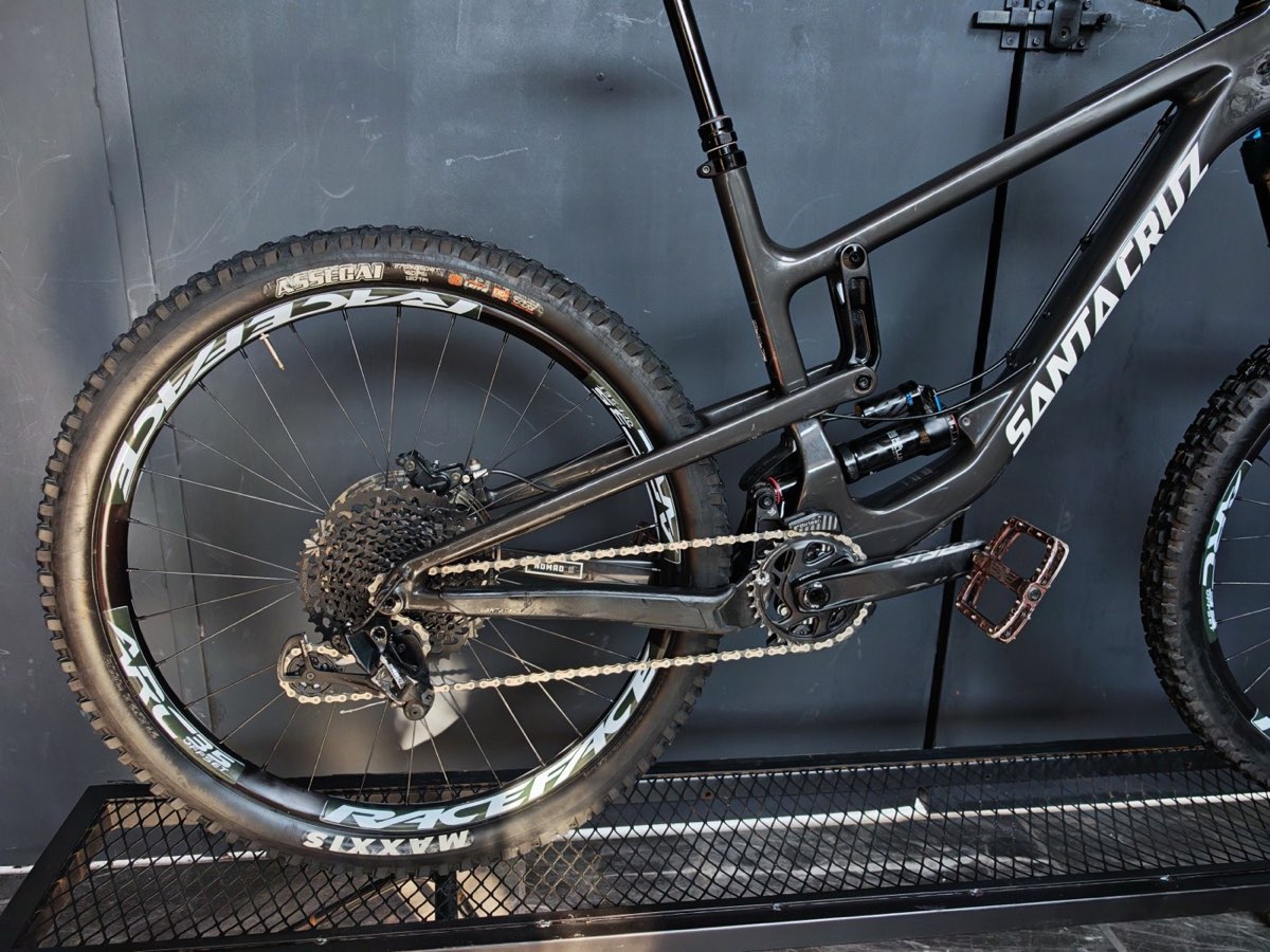 Santa Cruz Nomad Carbon, foto 4