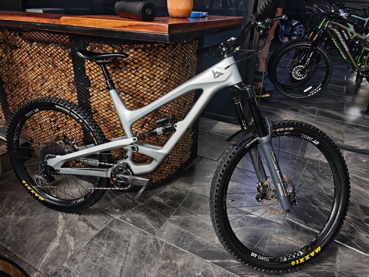 YT Capra Blaze Carbon, foto 1